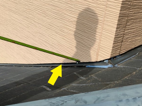 雨漏り点検　外壁と水切り板金の間に隙間